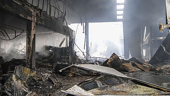 Los bomberos extinguen un incendio en el polígono industrial norte de Alcoy sin daños personales