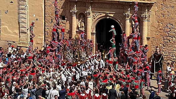 Las muixerangas y los bailes llenan las calles de Algemesí a casi 40 grados