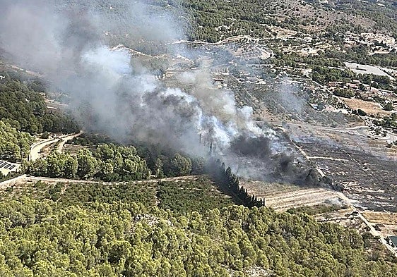 Un incendio forestal en Polop obliga a desalojar a vecinos y a cortar dos carreteras