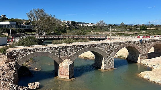 Riba-roja ultima la reconstrucción de su histórico puente