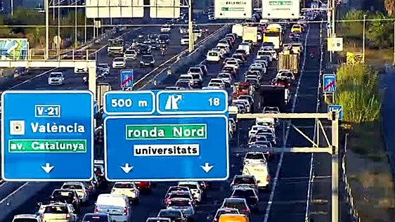 Dos accidentes en la A-7 y la Pista de Ademuz complican la circulación desde primera hora de este lunes