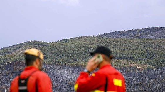 El incendio de Tuéjar sigue activo pese a la lluvia y los bomberos trabajan para controlarlo