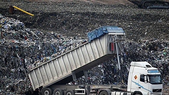 La Comunitat reparte 457.000 toneladas de basura por España por la falta de vertederos