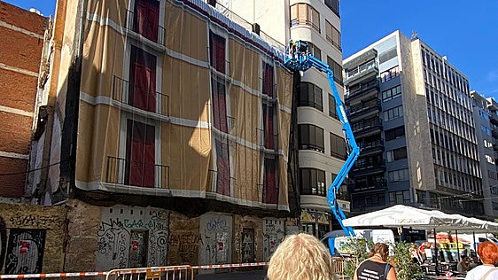 El Ayuntamiento de Valencia instala una lona ignífuga para tapar la degradación del edificio en ruinas de la calle de la Sangre