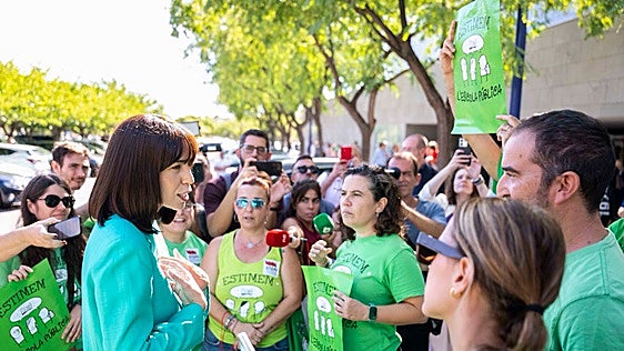 Morant, de verde, hace campaña con el profesorado de la pública: «Iremos más allá de vuestras reivindicaciones»