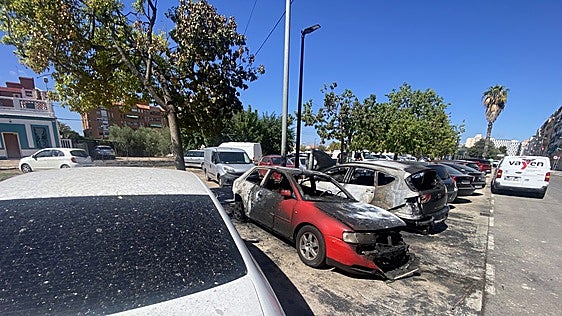 Noche de nervios en la Malvarrosa con cinco coches afectados por el incendio de dos vehículos a espaldas de las Casitas Rosa