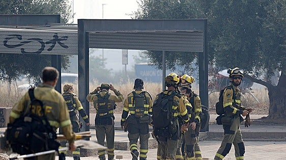 La Generalitat crea 64 plazas de bomberos forestales y subirá el sueldo al resto