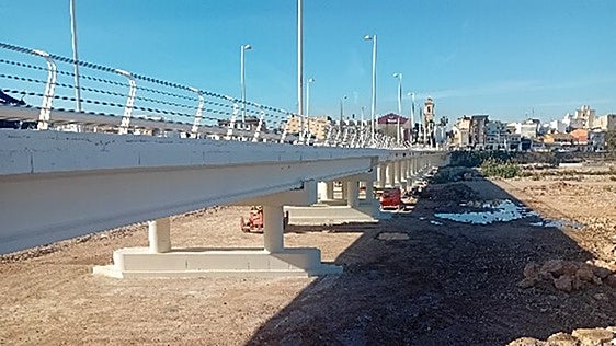 Carlet inicia los trabajos para sustituir la tubería de agua del puente del río Magro