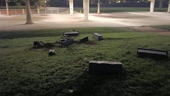 Vandalismo en el puente de las Flores: 34 nuevas jardineras destrozadas