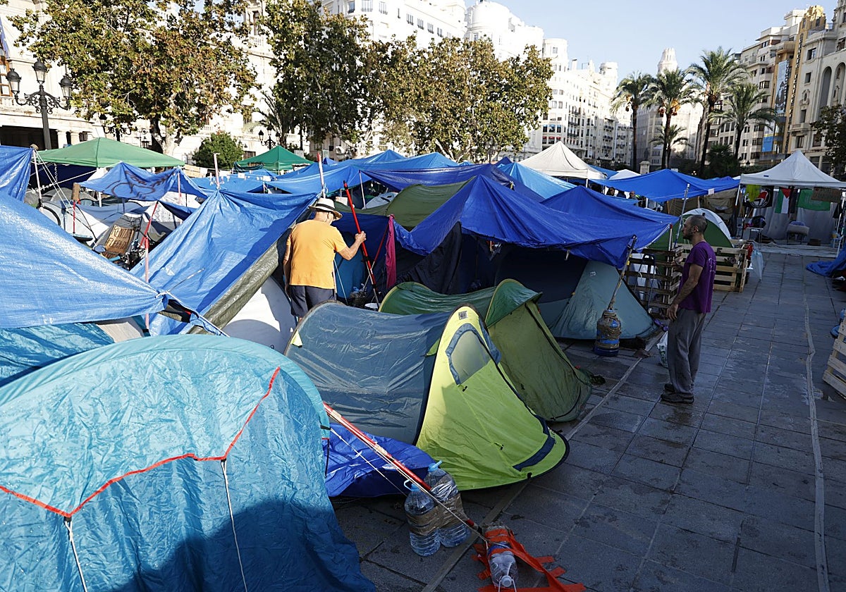 Los acampados ante el ayuntamiento de Valencia se quedarán de forma indefinida