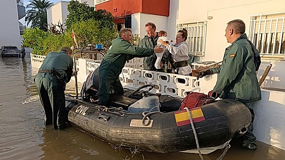 El angustioso rescate de un bebé y su madre: «Era como una marea que nos levantaba el coche»