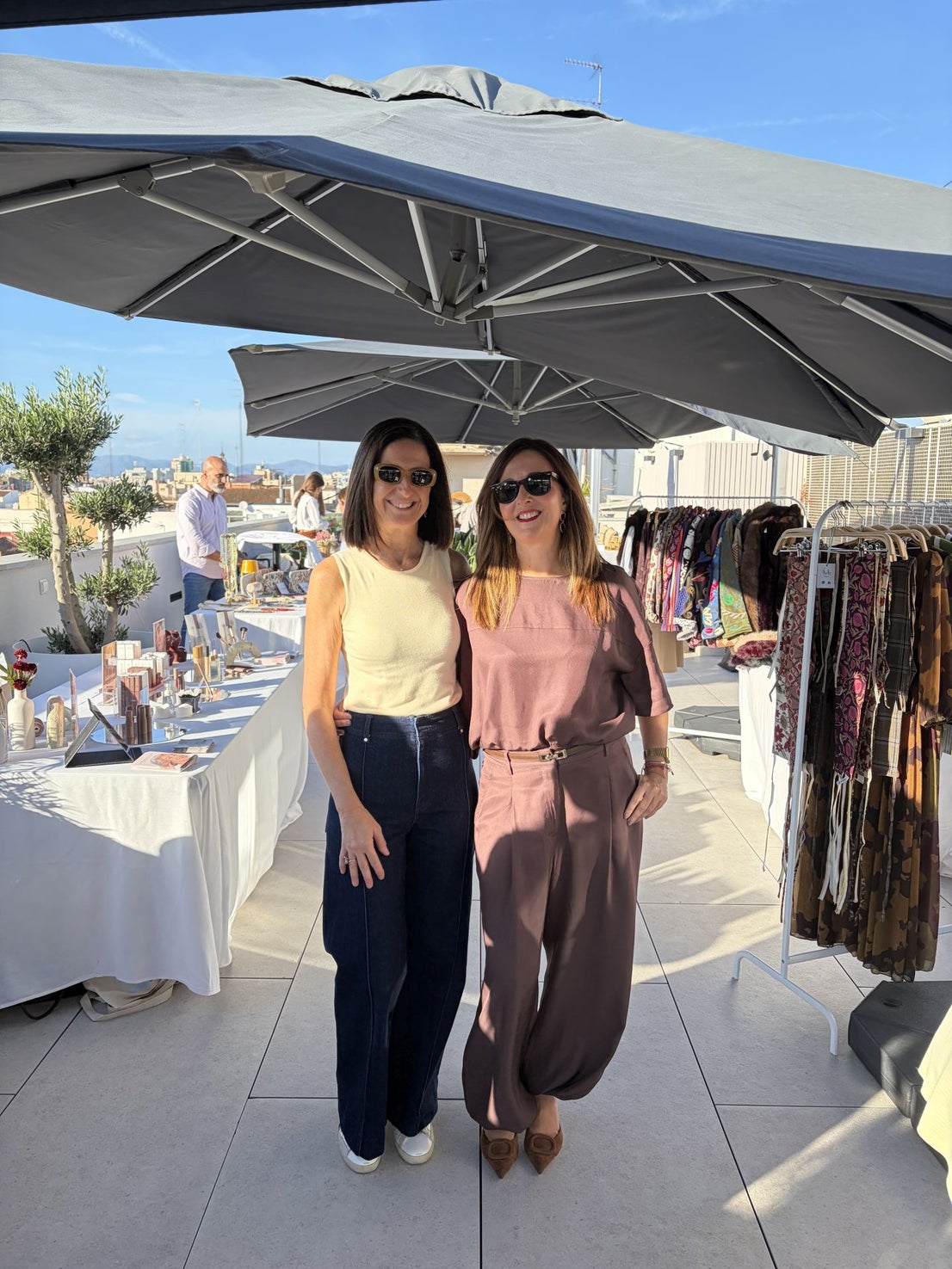 Beatriz Maset y Raquel Ferrer en el market del hotel Estimar.