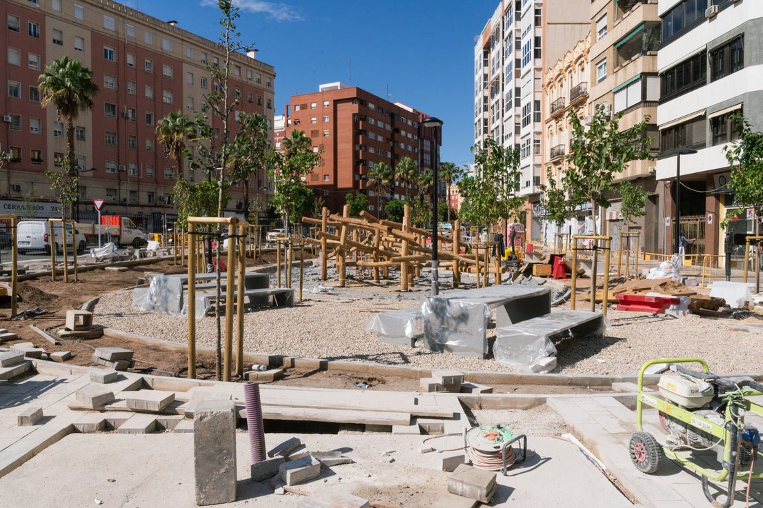 FOTOS | Juegos con troncos, cuerdas y aparatos de gimnasia pueblan ya la reforma de la avenida Pérez Galdós de Valencia