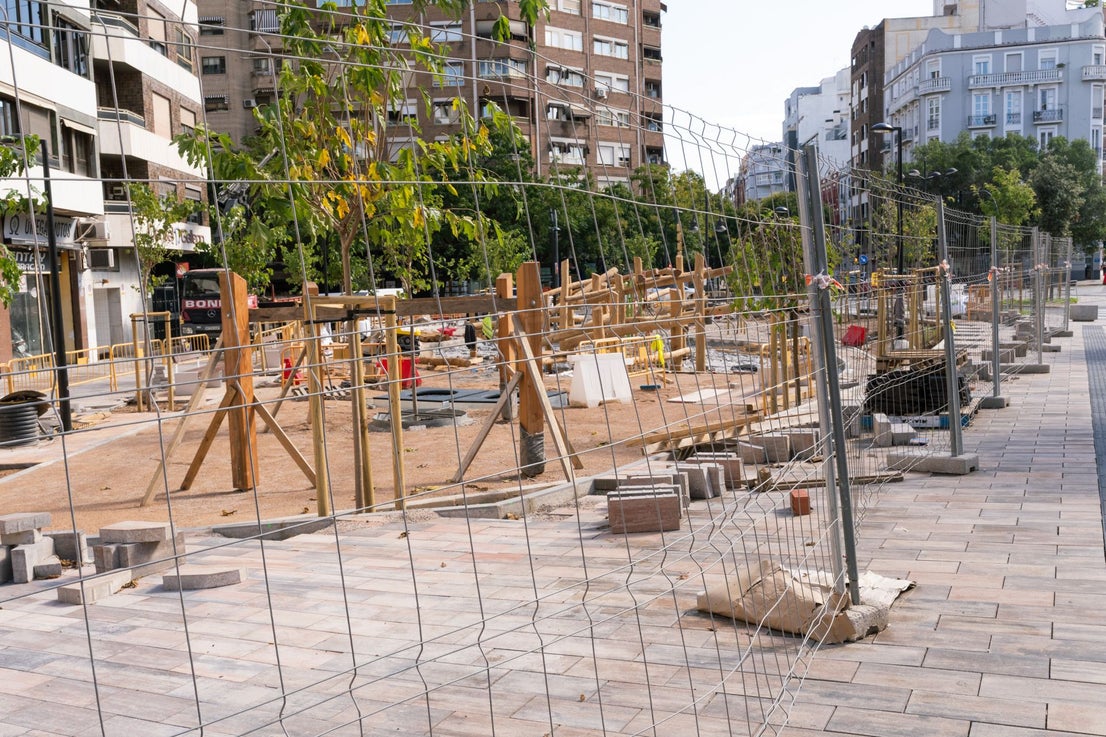 FOTOS | Juegos con troncos, cuerdas y aparatos de gimnasia pueblan ya la reforma de la avenida Pérez Galdós de Valencia
