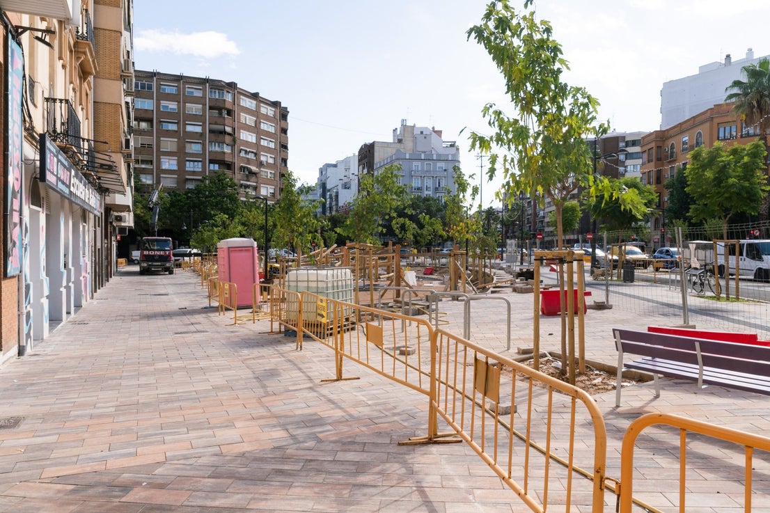 FOTOS | Juegos con troncos, cuerdas y aparatos de gimnasia pueblan ya la reforma de la avenida Pérez Galdós de Valencia
