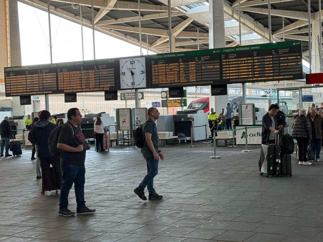 Fotos: Incertidumbre en la estación de Joaquín Sorolla tras el grave accidente de tren en Toledo