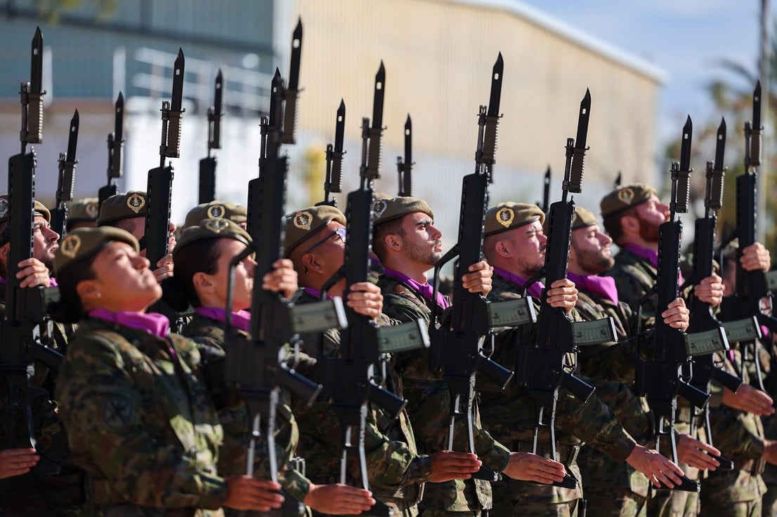FOTOS | Felipe VI asiste a maniobras militares en Bétera