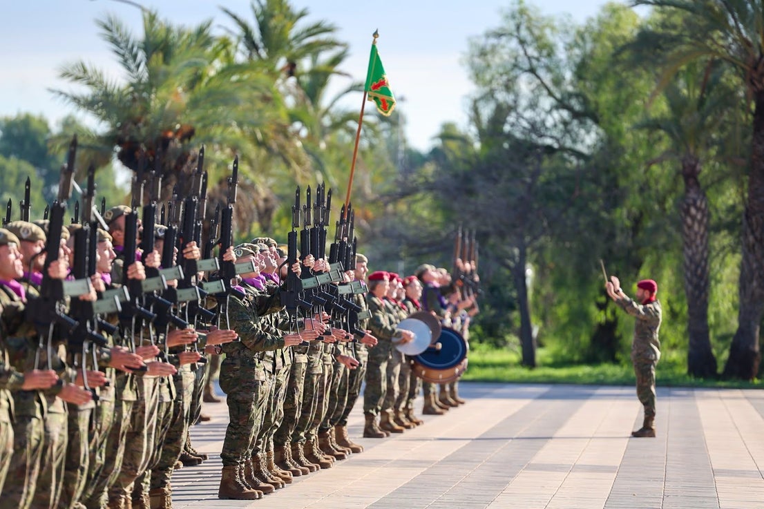 FOTOS | Felipe VI asiste a maniobras militares en Bétera