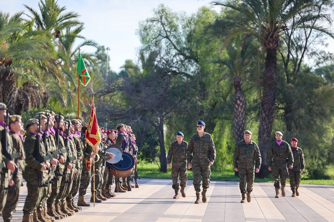 FOTOS | Felipe VI asiste a maniobras militares en Bétera