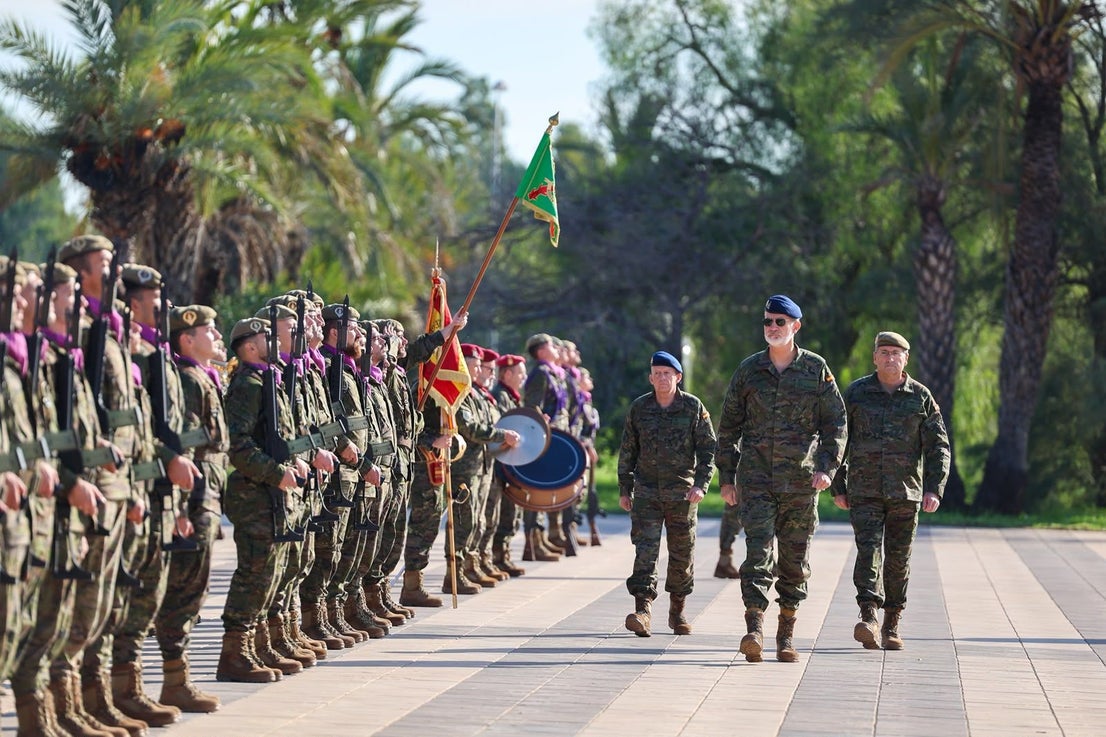 FOTOS | Felipe VI asiste a maniobras militares en Bétera