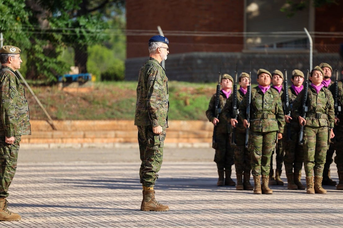 FOTOS | Felipe VI asiste a maniobras militares en Bétera