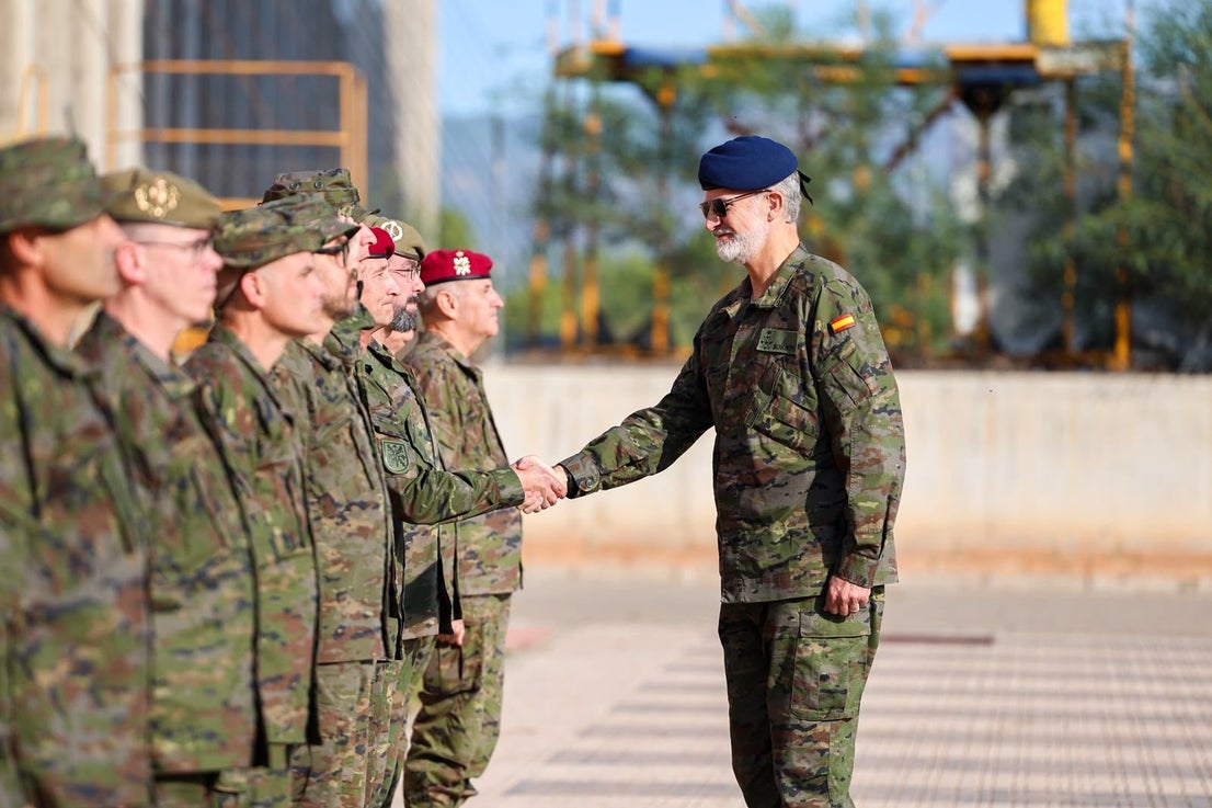 FOTOS | Felipe VI asiste a maniobras militares en Bétera