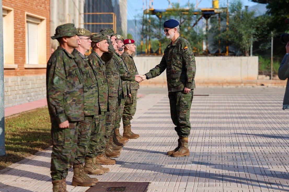 FOTOS | Felipe VI asiste a maniobras militares en Bétera