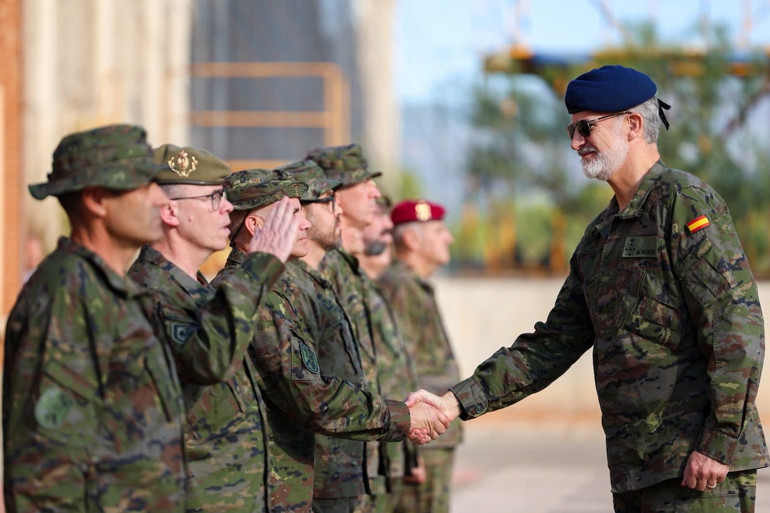 FOTOS | Felipe VI asiste a maniobras militares en Bétera