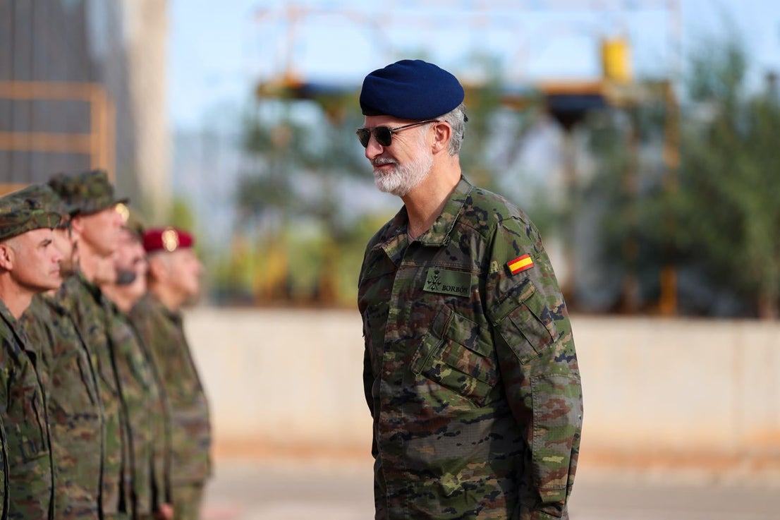 FOTOS | Felipe VI asiste a maniobras militares en Bétera