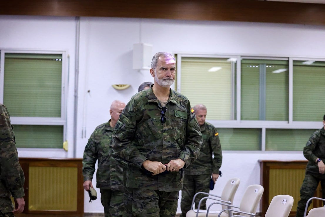 FOTOS | Felipe VI asiste a maniobras militares en Bétera