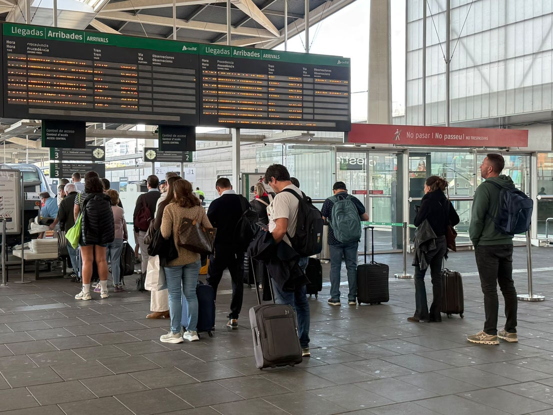 Fotos: Incertidumbre en la estación de Joaquín Sorolla tras el grave accidente de tren en Toledo