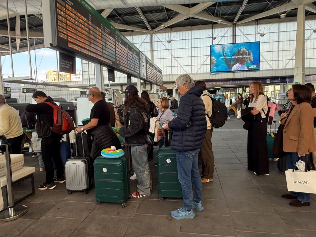 Fotos: Incertidumbre en la estación de Joaquín Sorolla tras el grave accidente de tren en Toledo