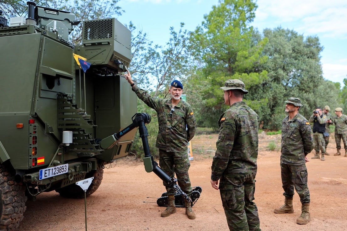 FOTOS | Felipe VI asiste a maniobras militares en Bétera