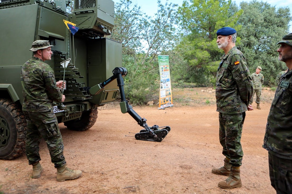 FOTOS | Felipe VI asiste a maniobras militares en Bétera