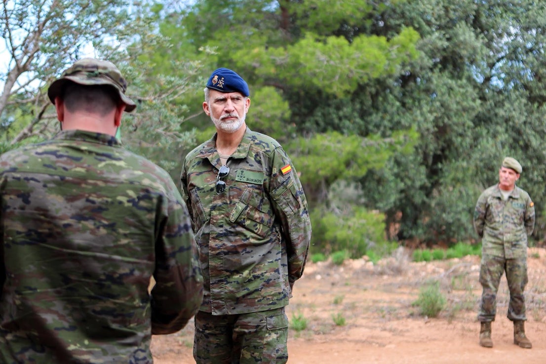 FOTOS | Felipe VI asiste a maniobras militares en Bétera