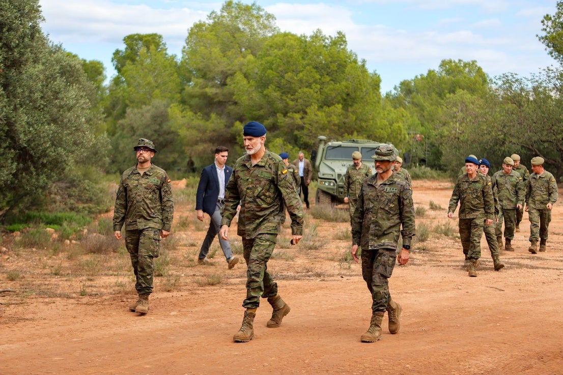 FOTOS | Felipe VI asiste a maniobras militares en Bétera