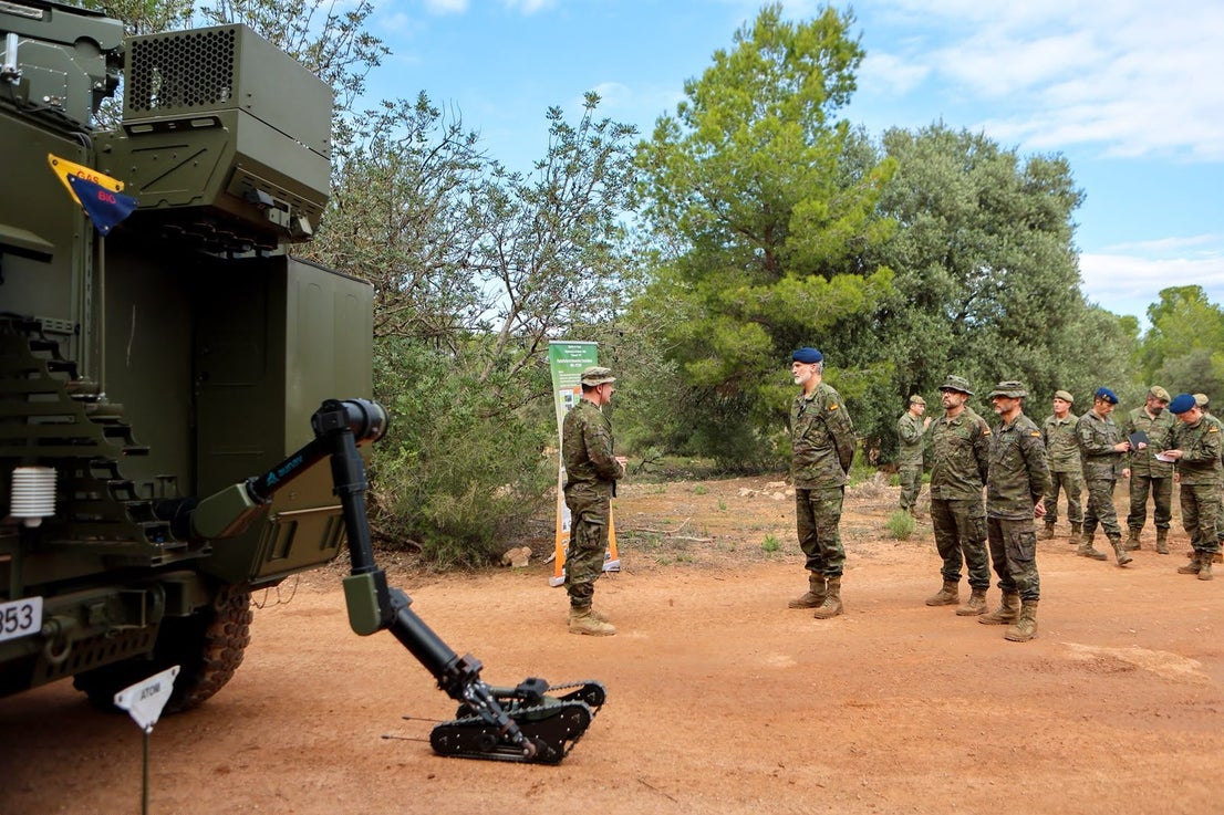 FOTOS | Felipe VI asiste a maniobras militares en Bétera