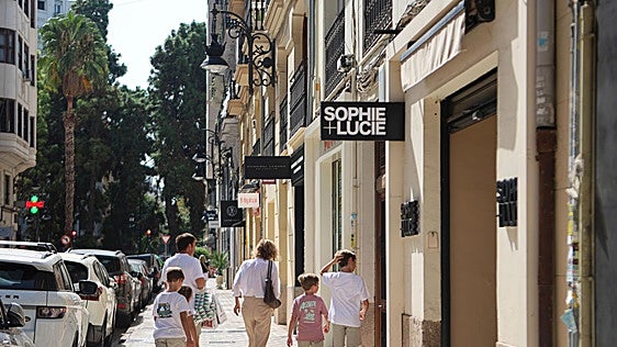 La calle de Valencia que adora la generación Z y va mutando hacia los trajes de invitada