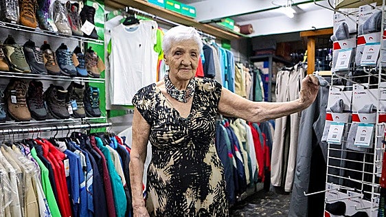 Incansable, Josefina posa en uno de los pasillos de Deportes Lara.
