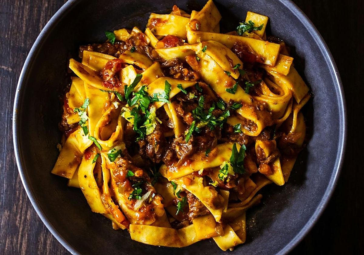 Un plato de pasta con salsa.