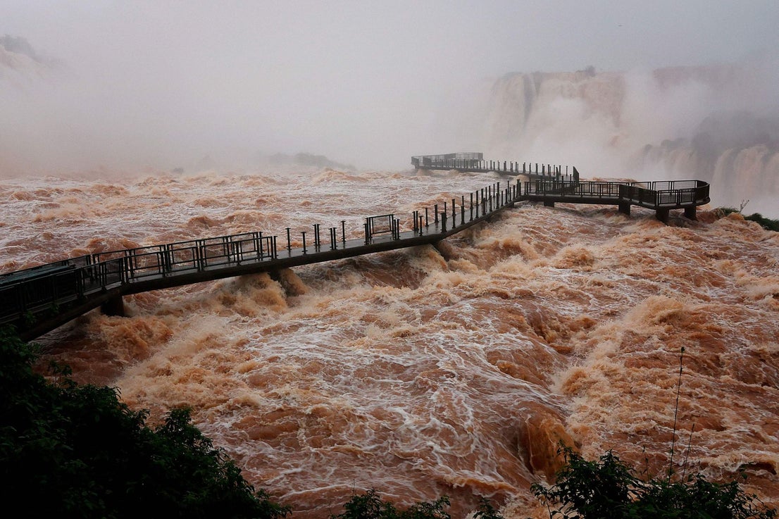 Las impresionantes imágenes de la crecida del agua en el Parque de las cataratas de Iguazú