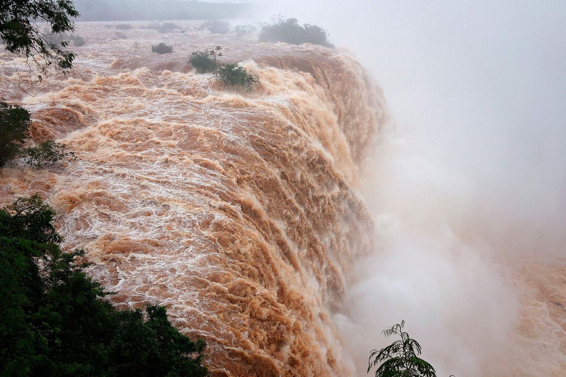 Las impresionantes imágenes de la crecida del agua en el Parque de las cataratas de Iguazú