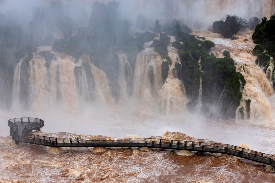 Las impresionantes imágenes de la crecida del agua en el Parque de las cataratas de Iguazú