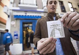 Un jugador compra su boleto de Euromillones en una administración.