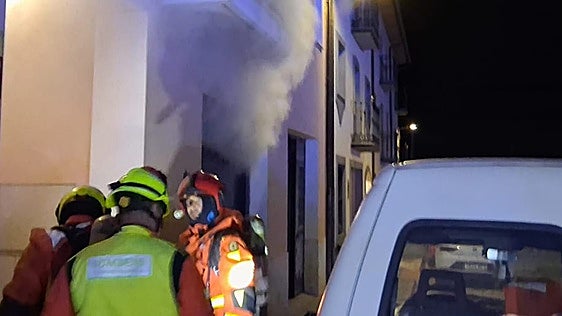 Los bomberos sofocan un incendio en un garaje de Torrebaja