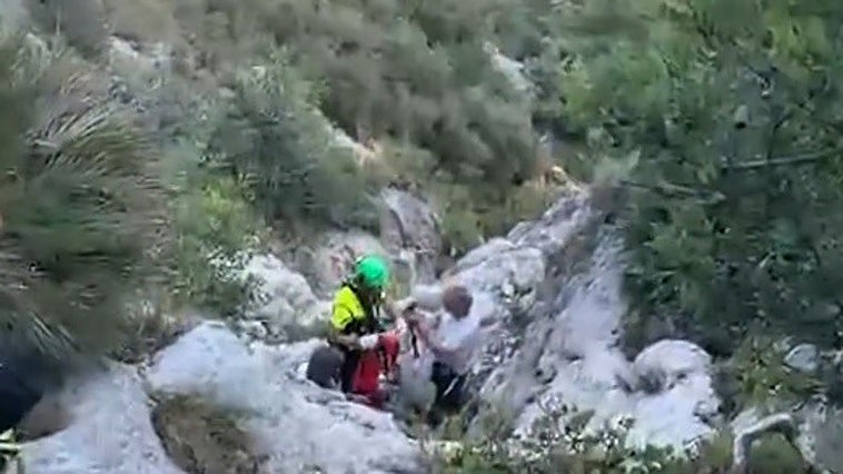 Rescatadas tres personas atrapadas en una zona de difícil acceso del barranco del Turio en Fanzara