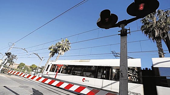 Una distracción con el móvil y los auriculares a punto de causar una tragedia en un paso a nivel de Alberic