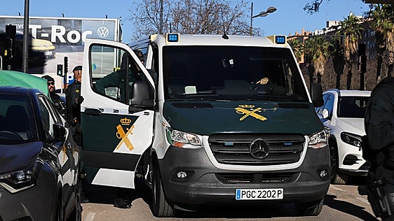 Dos agentes de la Guardia civil resultan heridos al salvar a un hombre que había provocado un incendio en su casa
