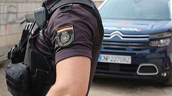La Policía detiene a un ladrón que se escondió debajo de la cama en una de las casas de Algemesí que intentó robar