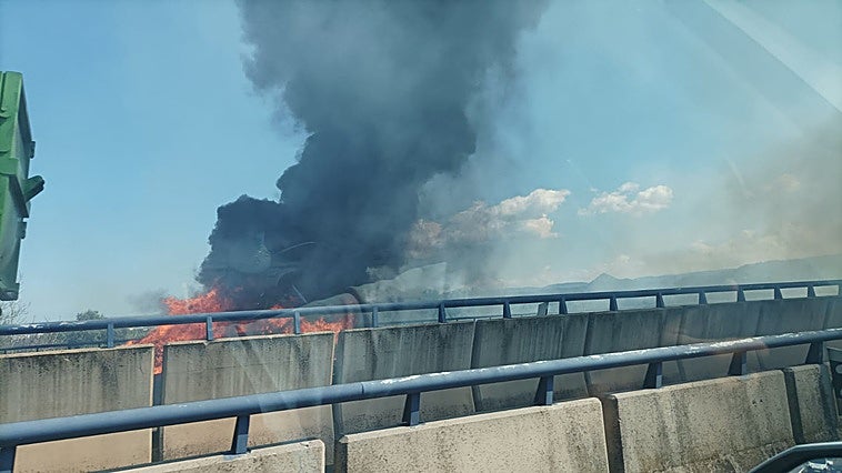 Un coche incendiado deja 2 kilómetros de retención en la A-7 dirección Valencia